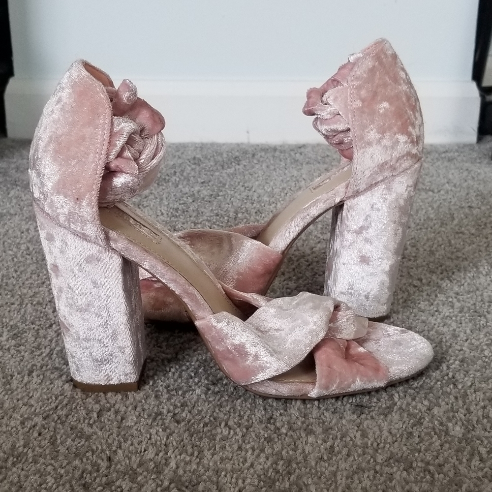 NWOT Forever 21 Velvet Chunky Heels